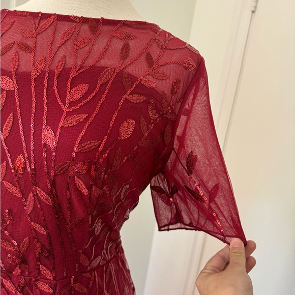 Gorgeous red gown with leaf sequin details - Picture 5 of 6